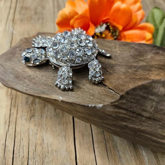 Crystal Avenue - Vintage Rhinestone Crystal Turtle Brooch Pin - Picture 6 of 6